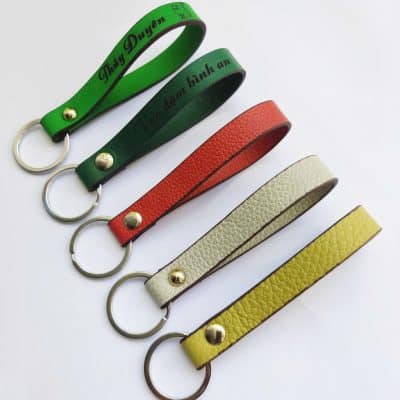 Móc khóa da bò khắc tên miễn phí