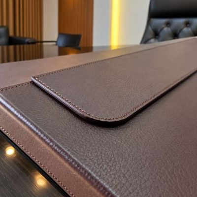Tấm lót bàn làm việc da bò thanh kẹp + gập cạnh Tấm lót bàn làm việc da bò thanh kẹp + gập cạnh